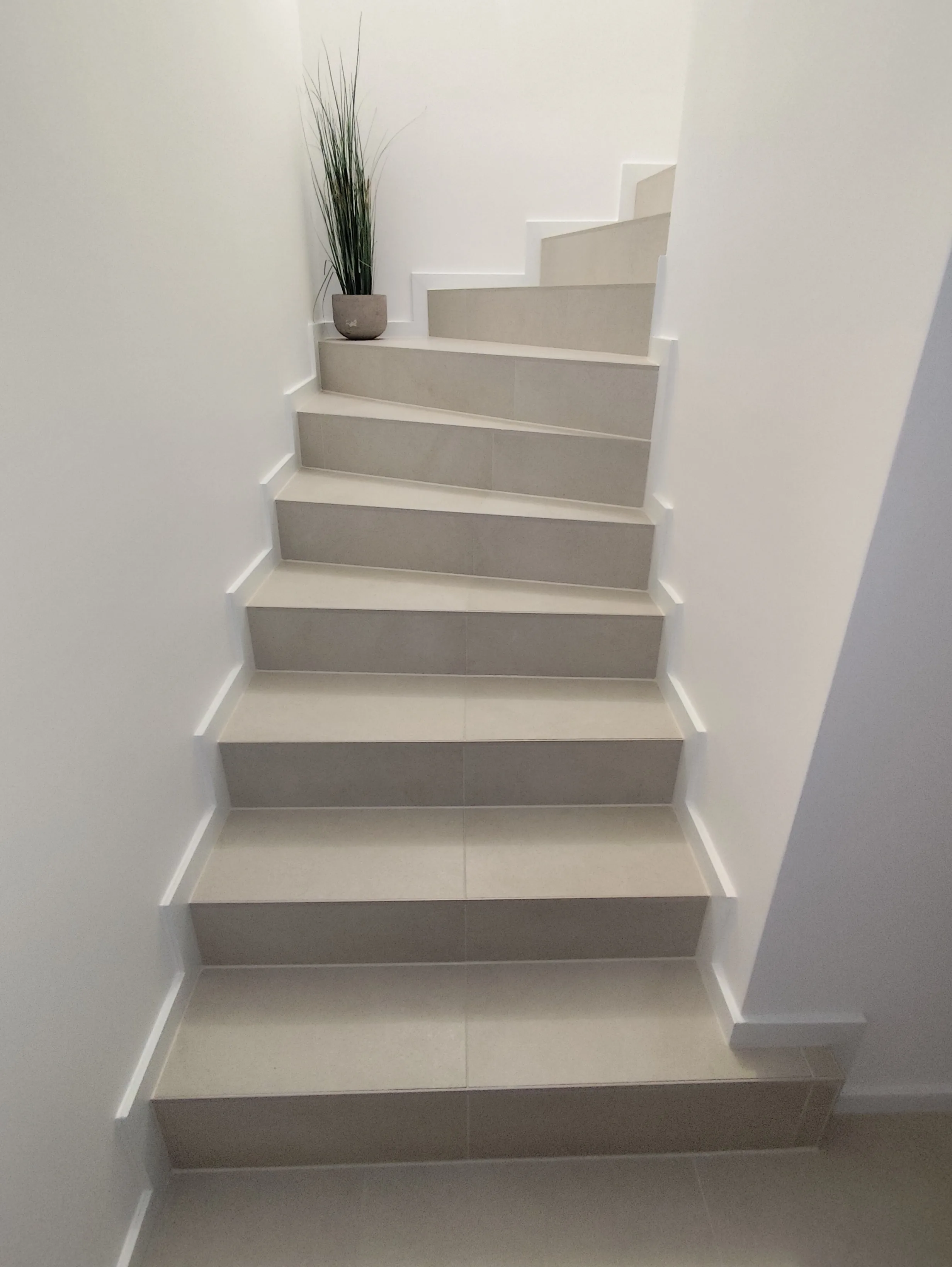 Moderne Innentreppe mit grauer Stufengestaltung