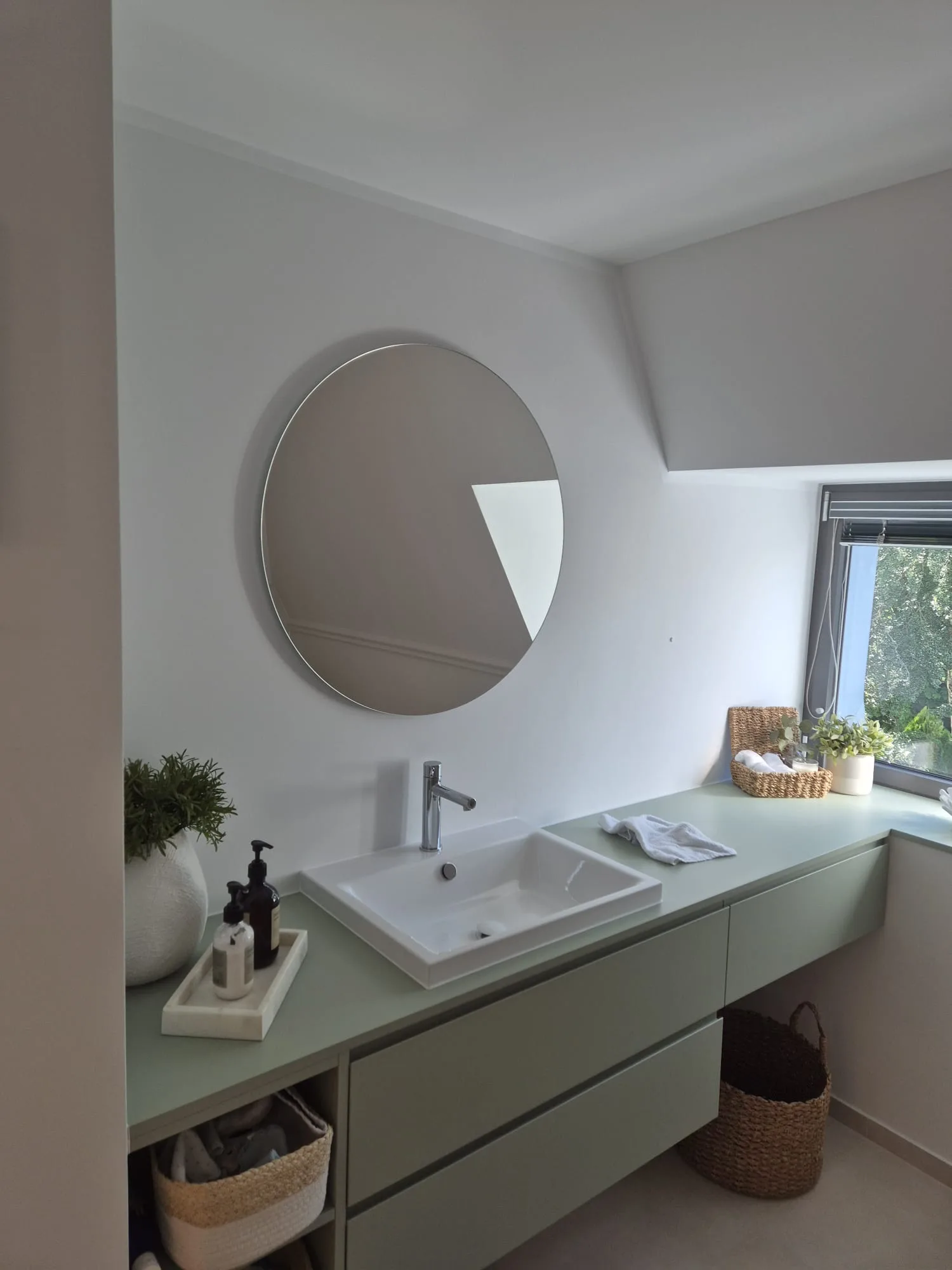 Modernes Badezimmer mit Doppelwaschtisch