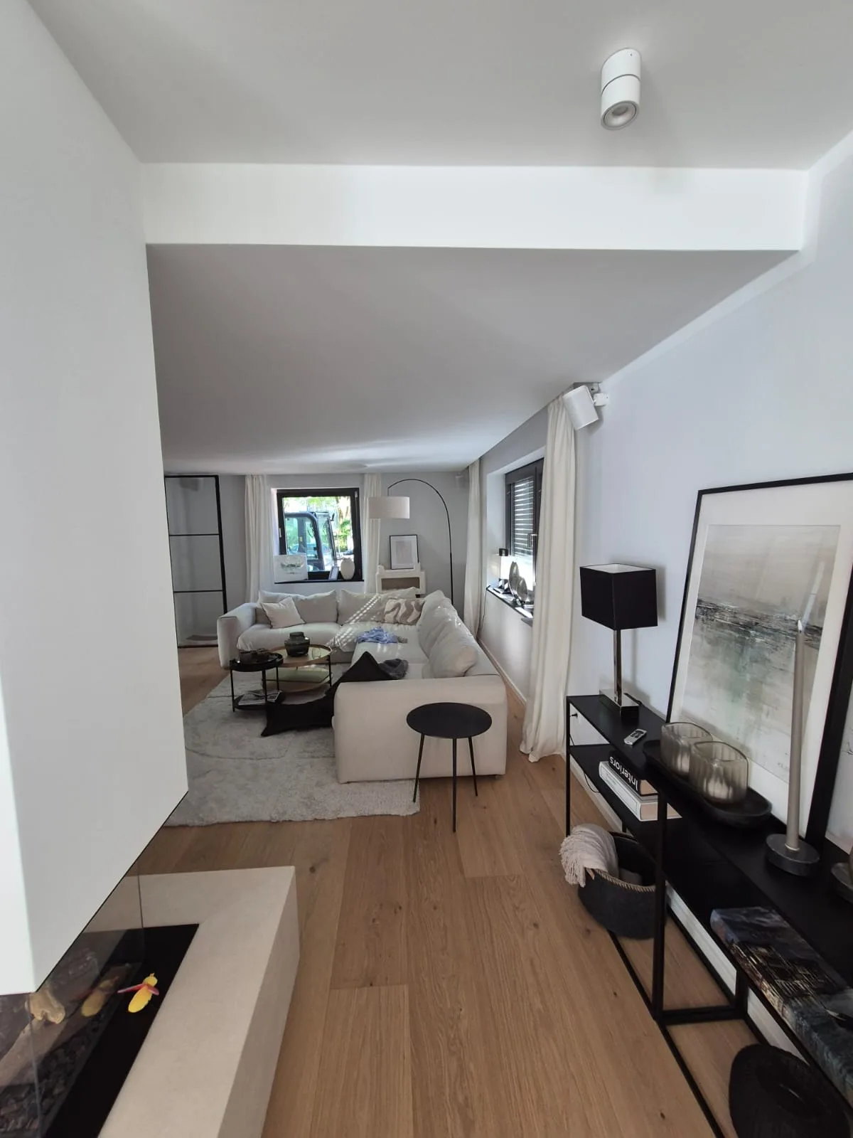 Modernes Wohnzimmer im minimalistischen Stil