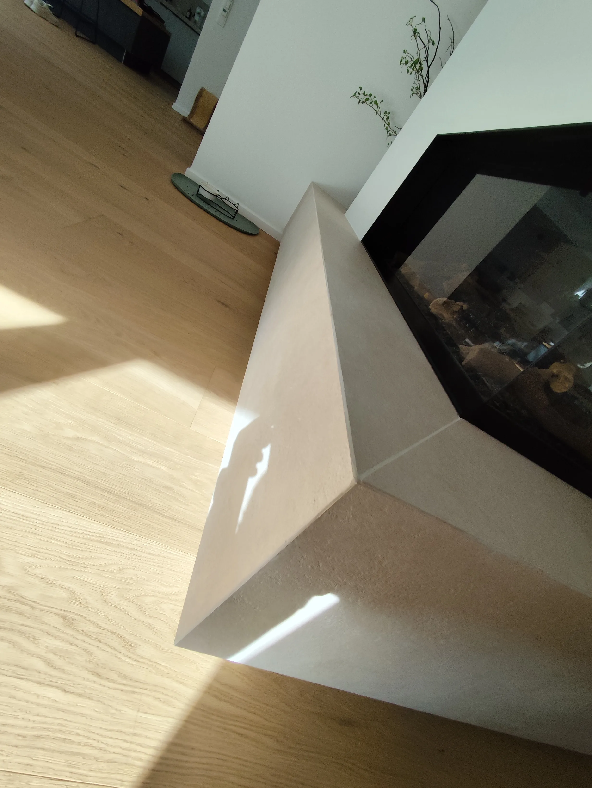 Modernes Wohnzimmer mit integriertem Kaminofen