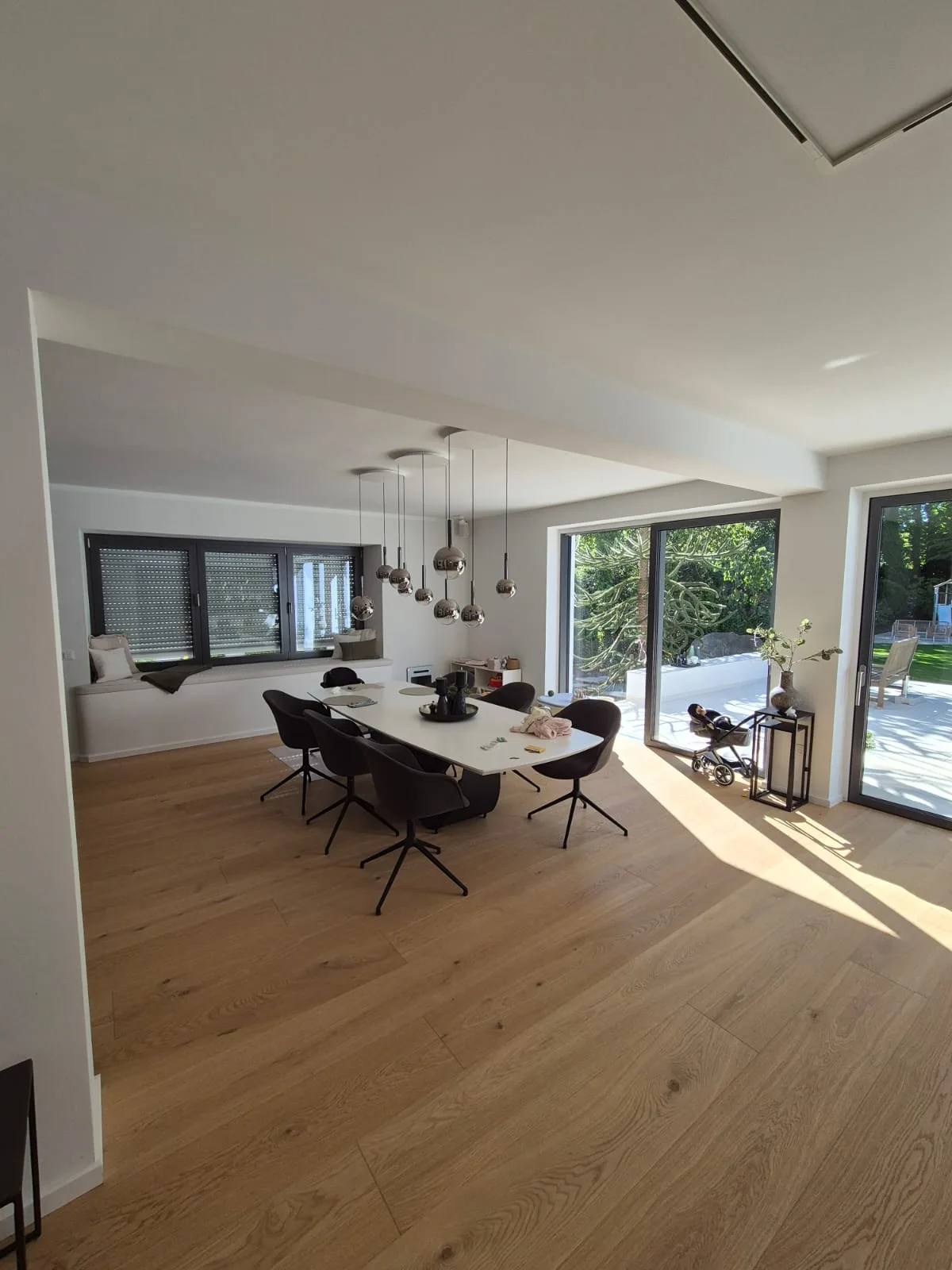 Modernes helles Wohnzimmer mit Glasfronten