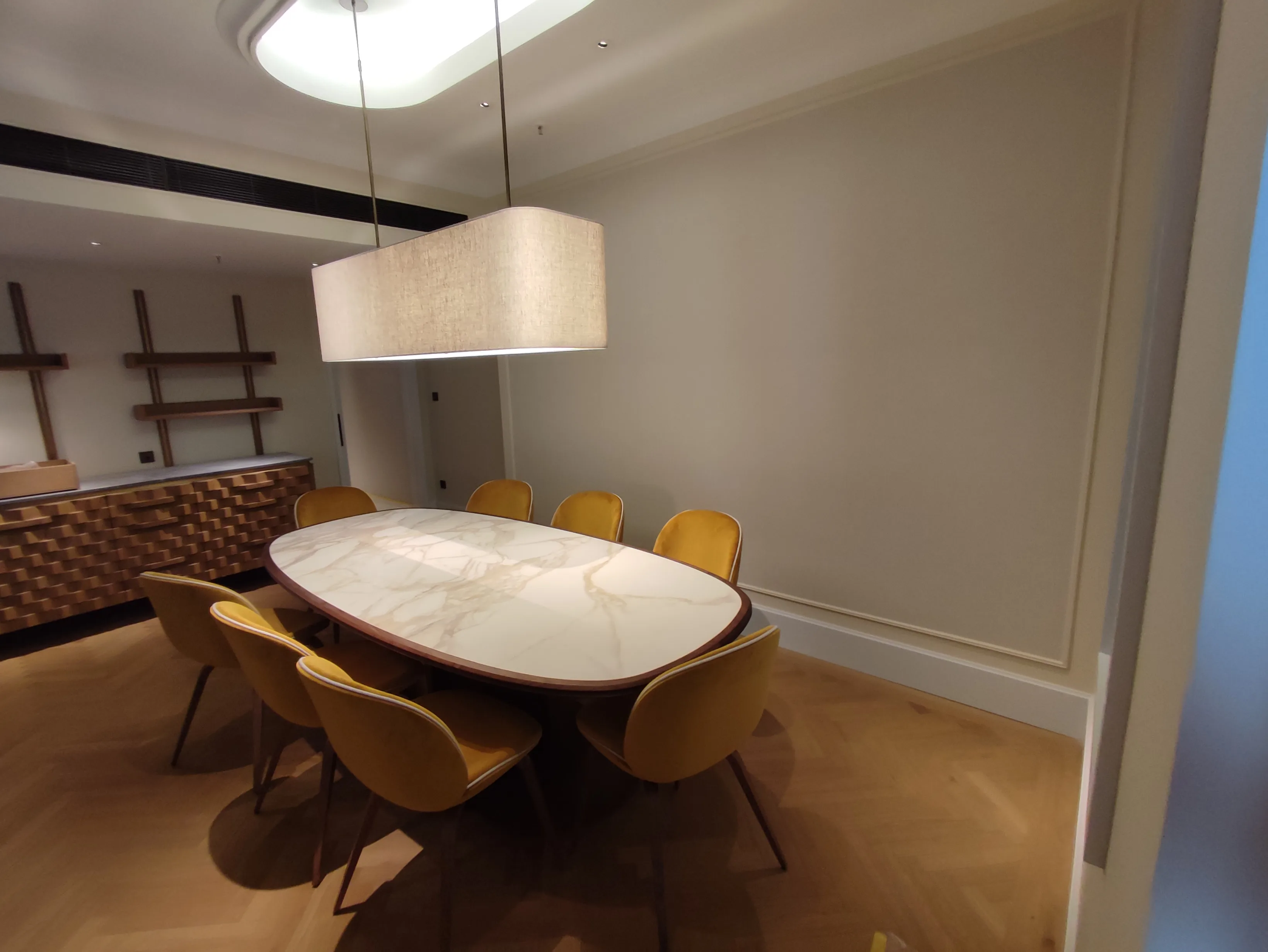 Modernes Esszimmer mit Marmortisch