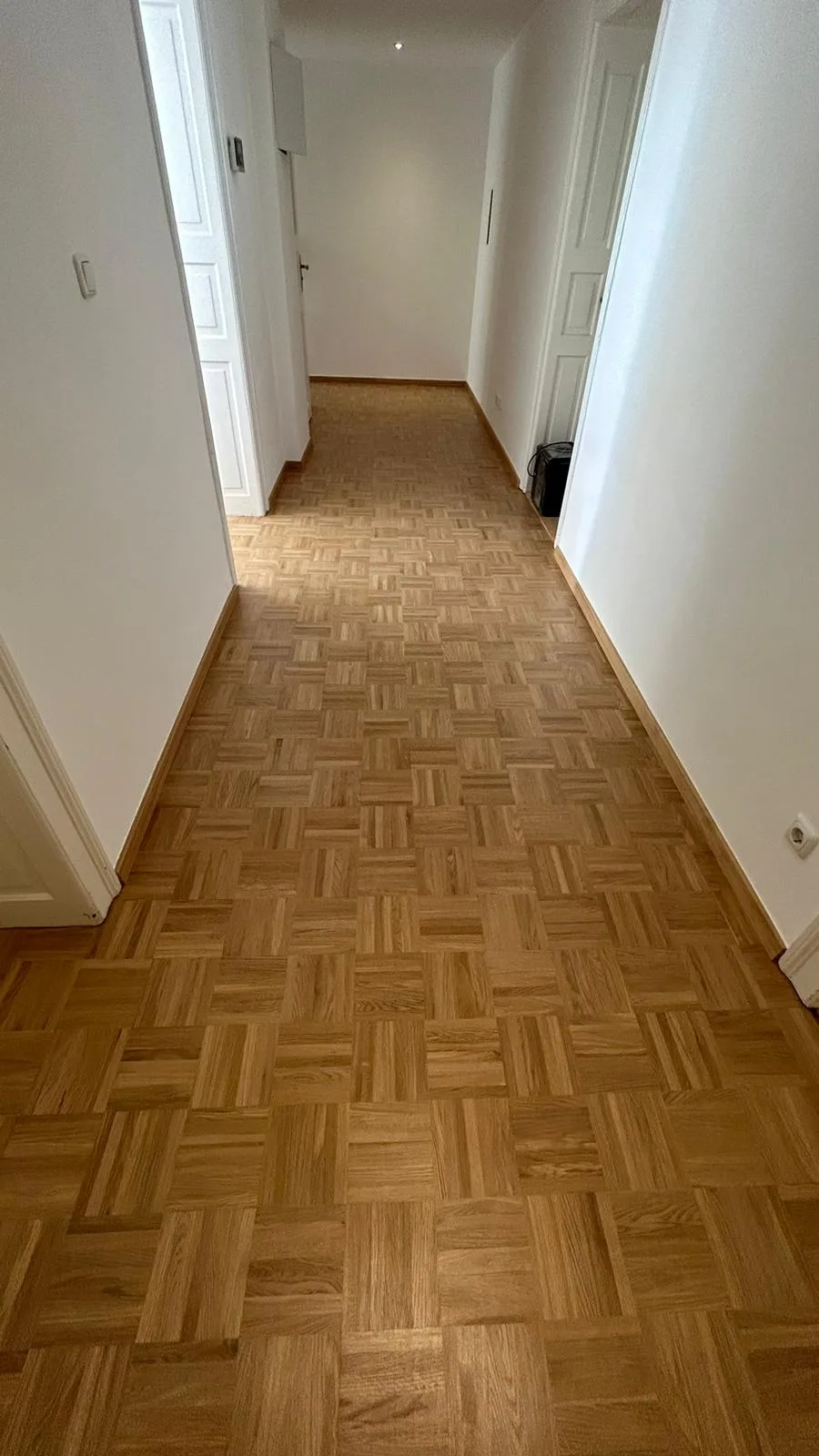 Sanierter Flur mit Parkettboden