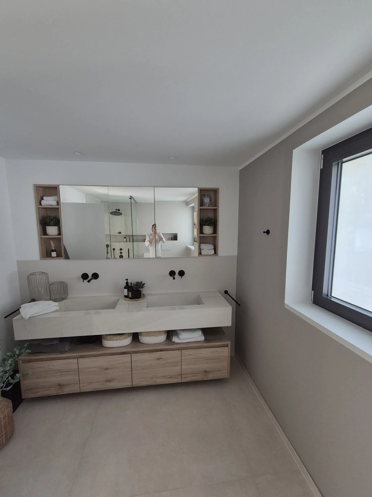 Modernes Badezimmer mit Doppelwaschbecken