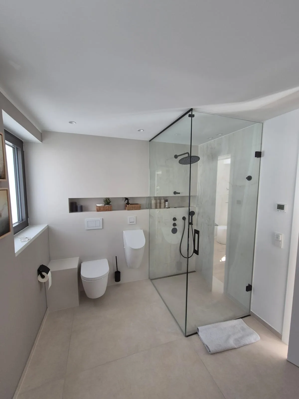 Modernes Badezimmer mit begehbarer Dusche