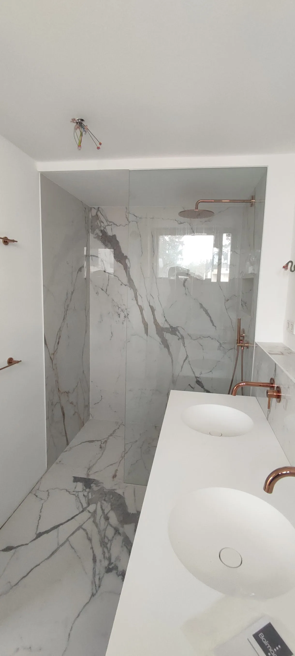 Modernes Badezimmer mit Marmor und Glasdusche