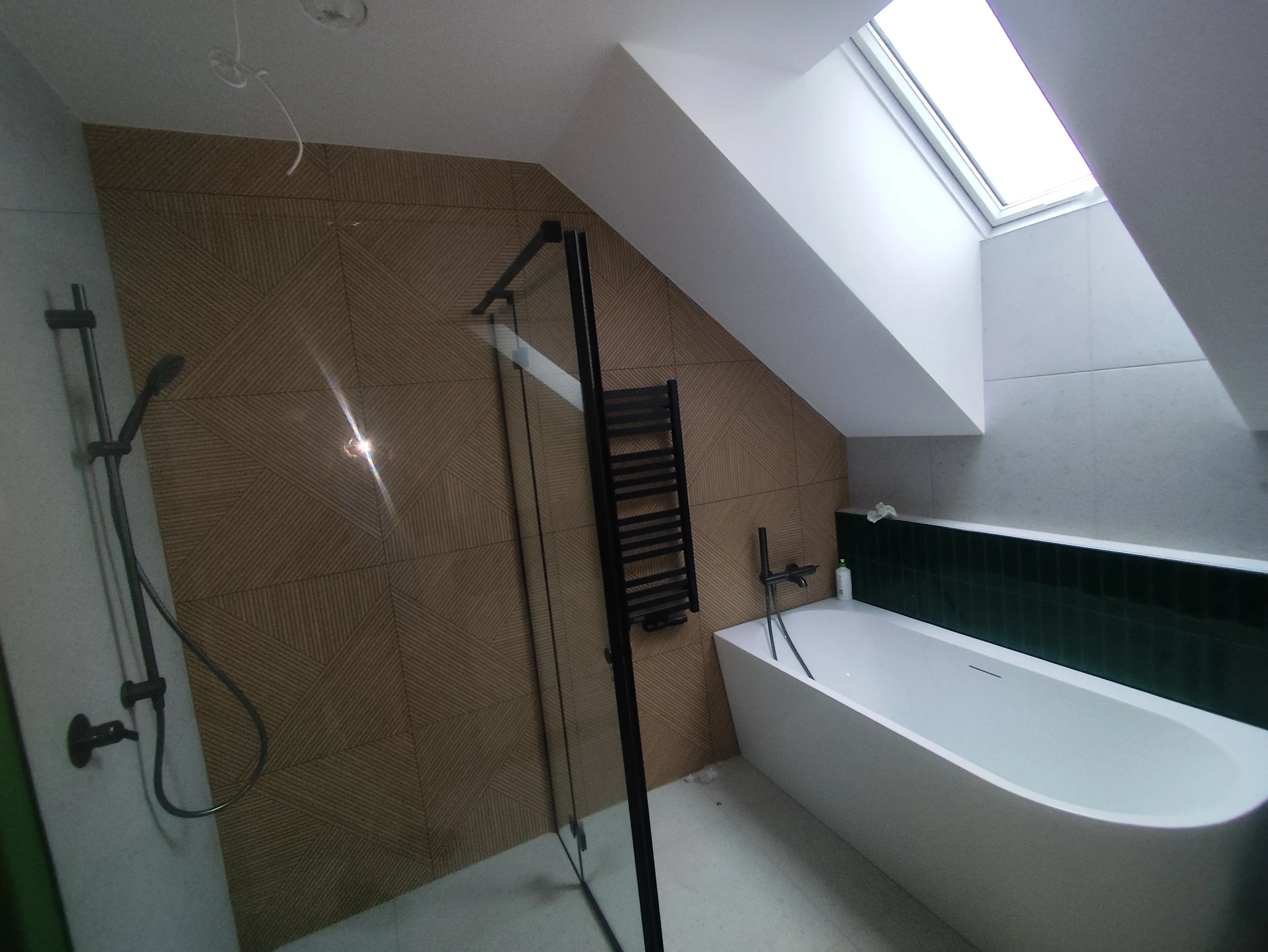 Modernes Badezimmer mit Dusche und Wanne
