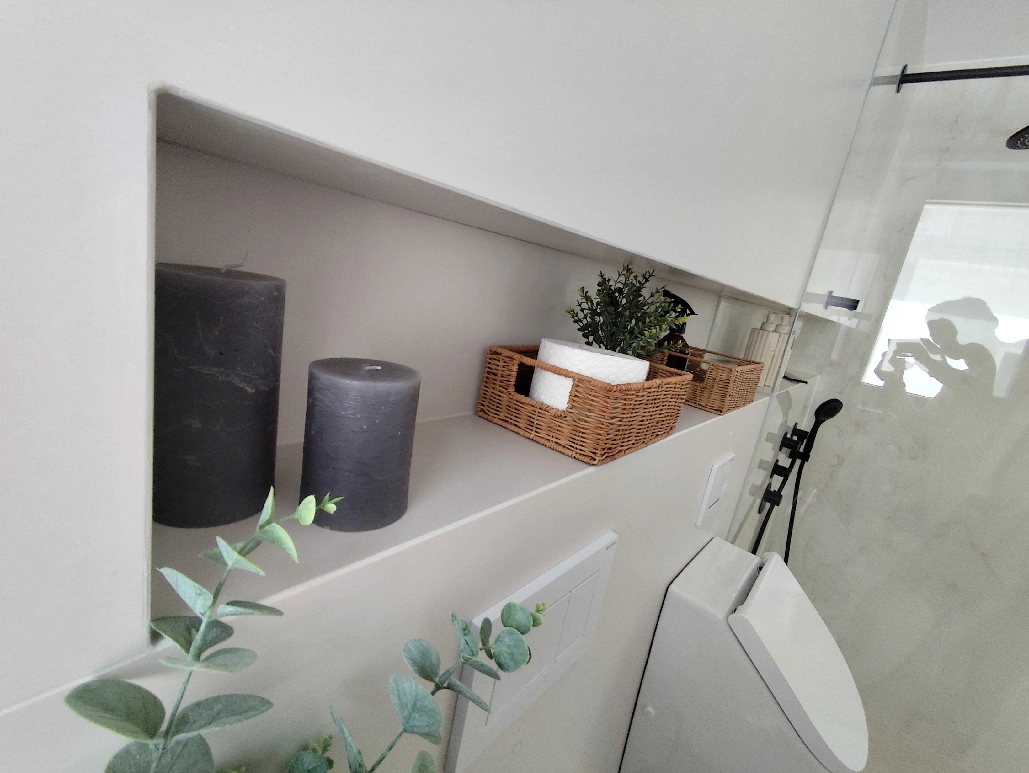Modernes Badezimmer mit Wandnische und Pflanzen