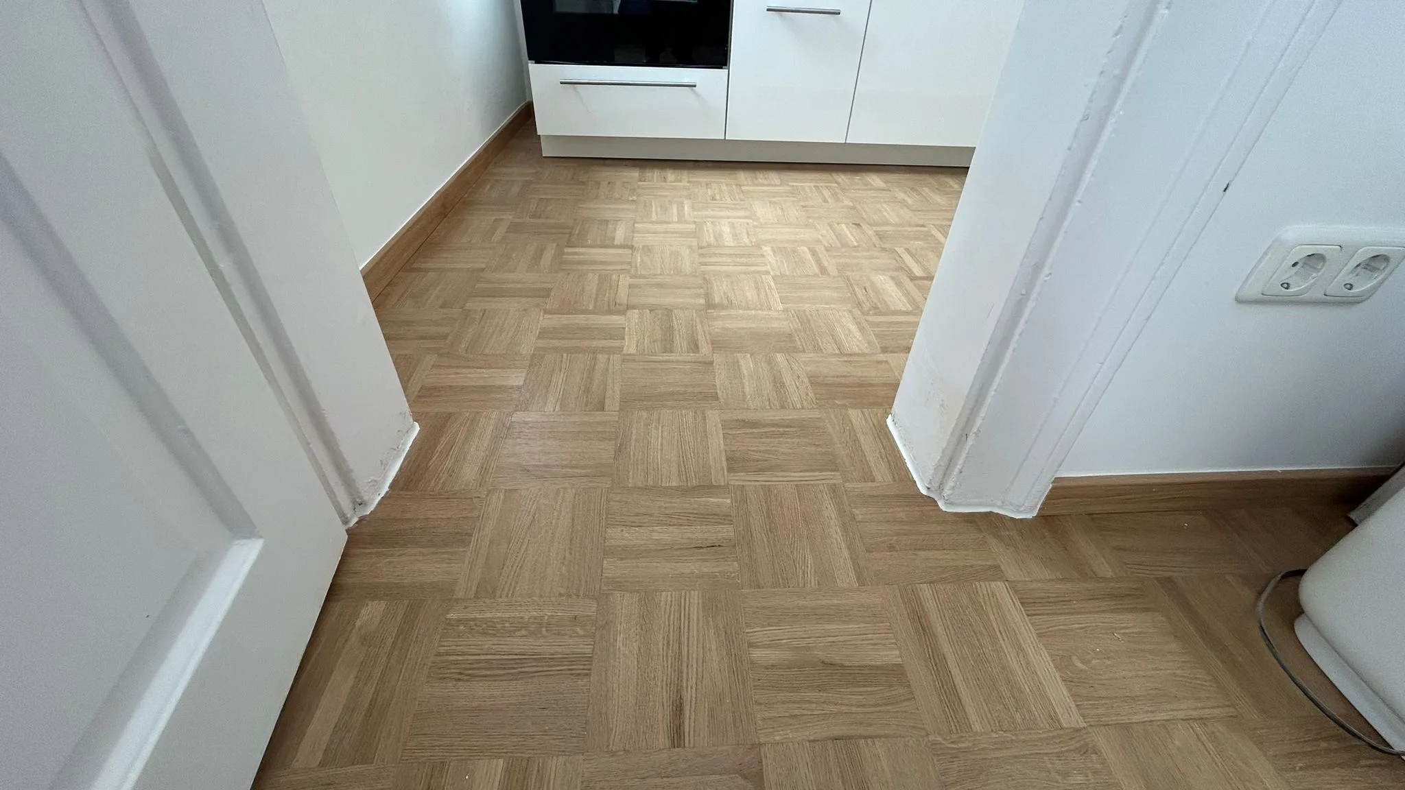 Moderne Küchenrenovation mit Parkettboden