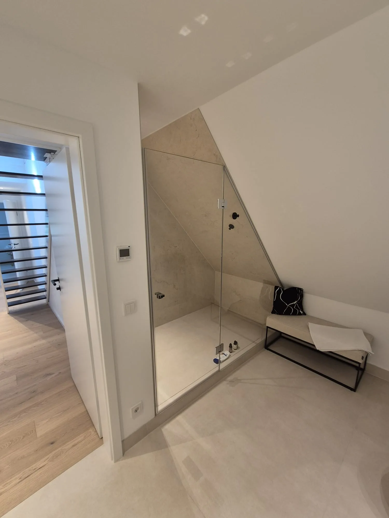 Modernes Badezimmer mit begehbarer Dusche