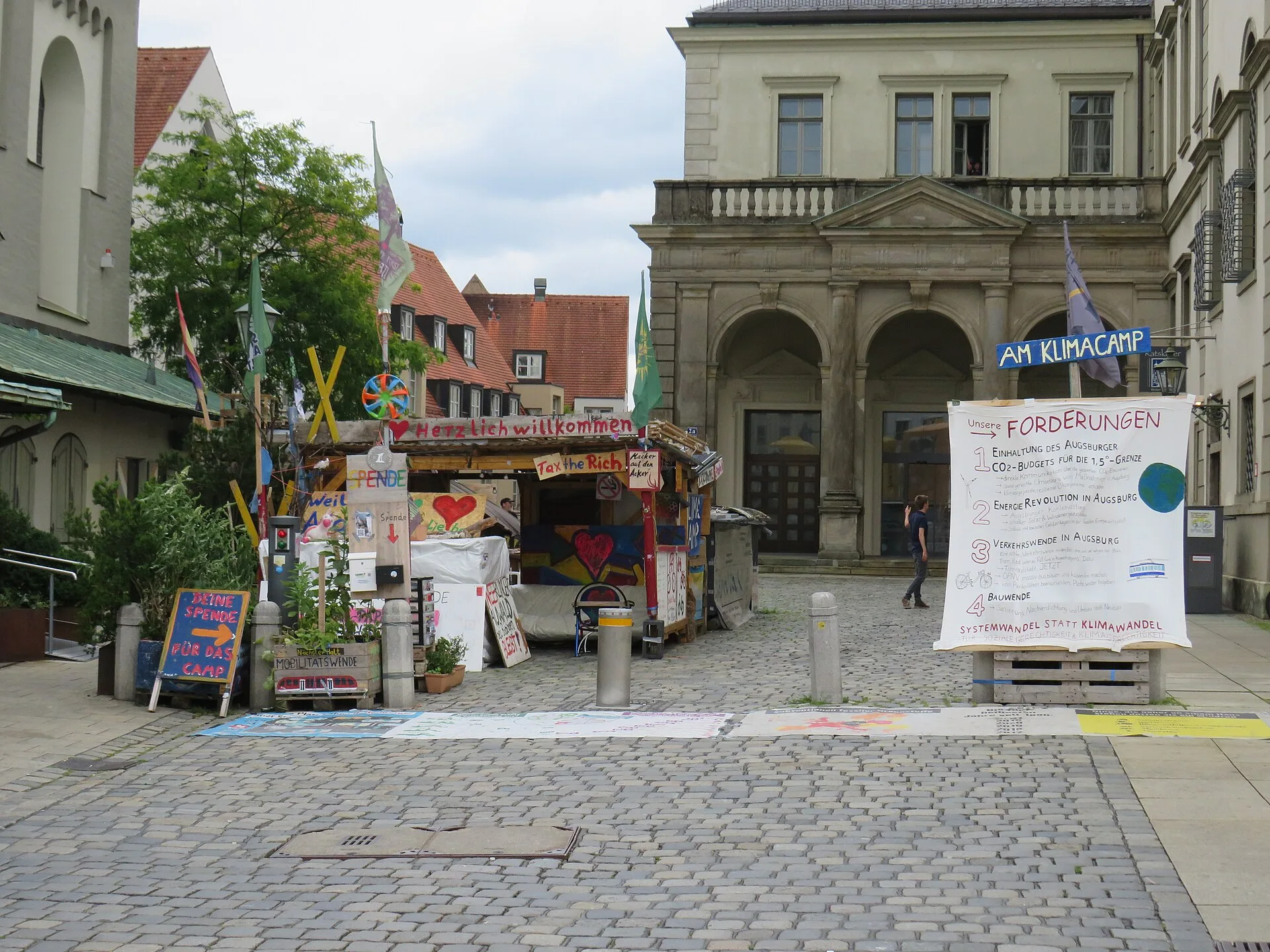 Augsburg - Klimacamp links neben dem Rathaus am Fischmarkt 1, 86150 Augsburg. https://www.klimacamp-augsburg.de/