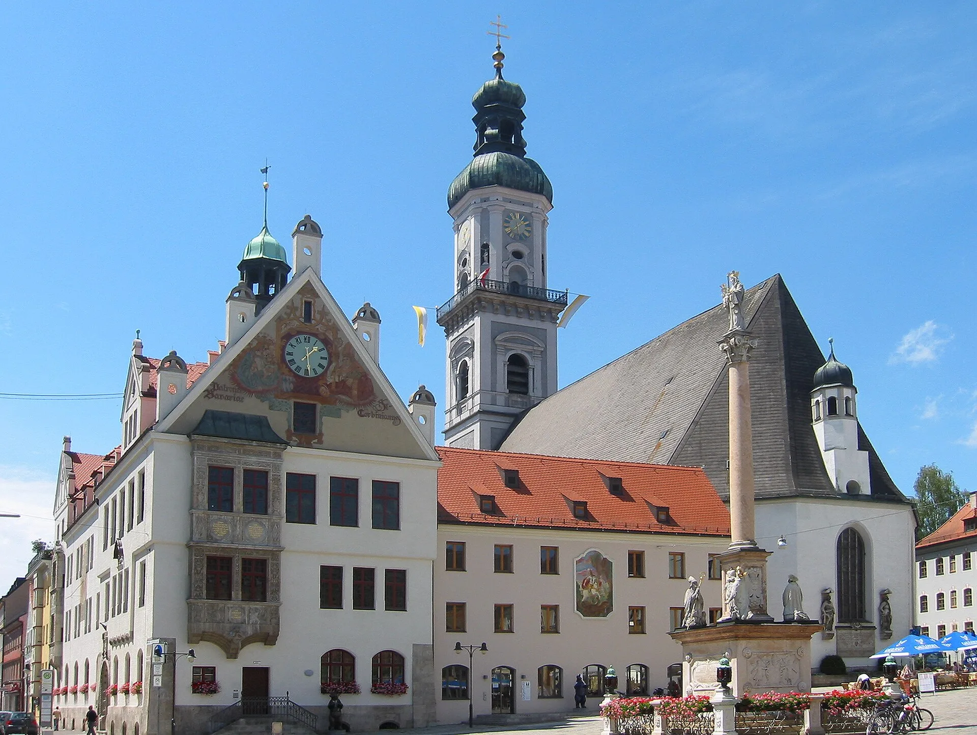 Freising - Der Freisinger Marienplatz mit Rathaus, Stadtpfarrkirche St. Georg und Mariensäule