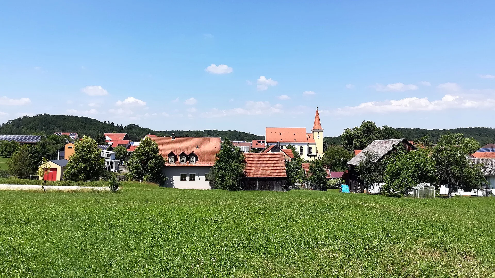 Nittendorf - Die Pfarrkirche St. Katharina liegt im Markt Nittendorf.