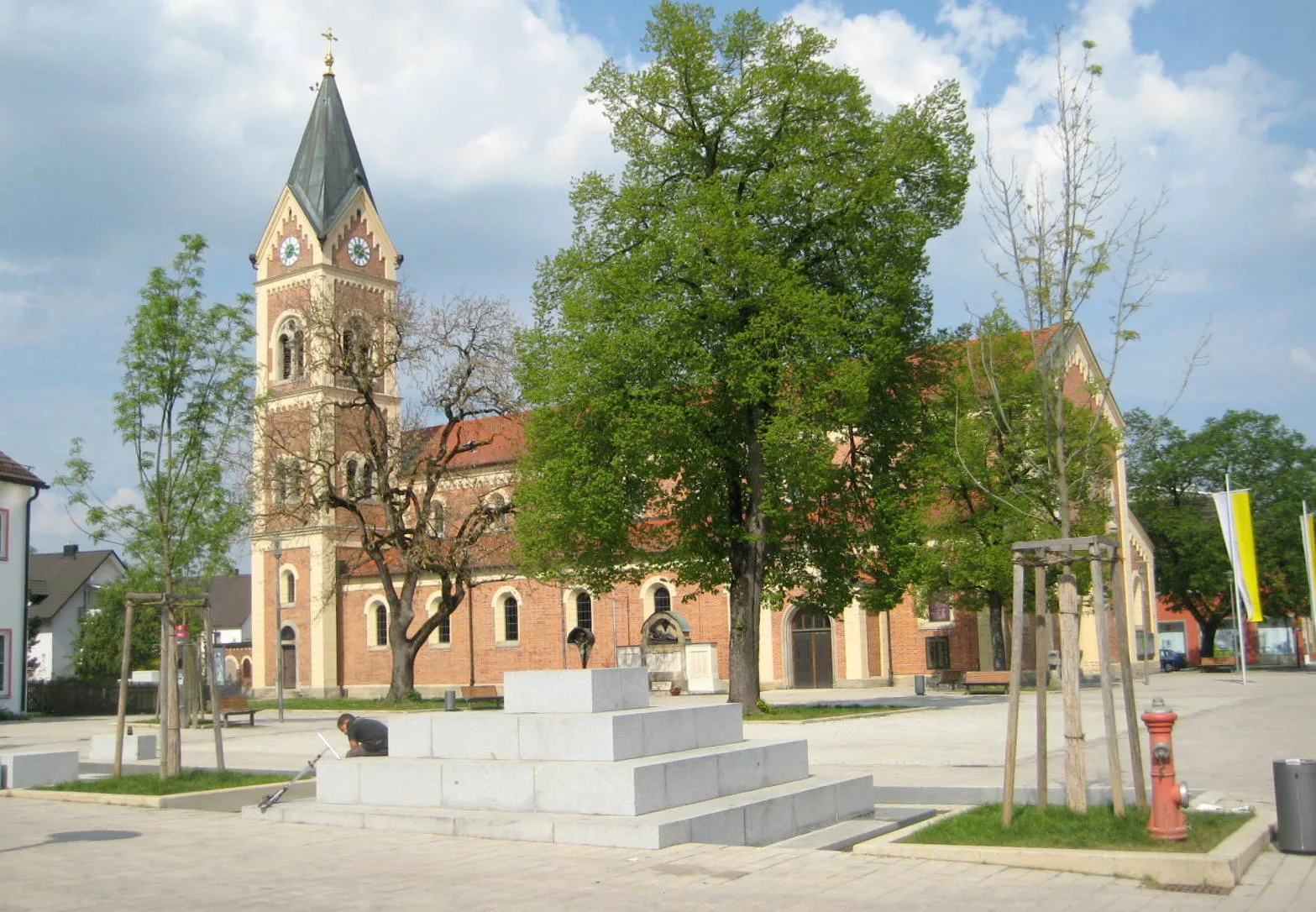 Olching - Das Bild wurde vor dem neuen Brunnen aufgenommen, wo einmal die alte Olchinger Kirche stand.