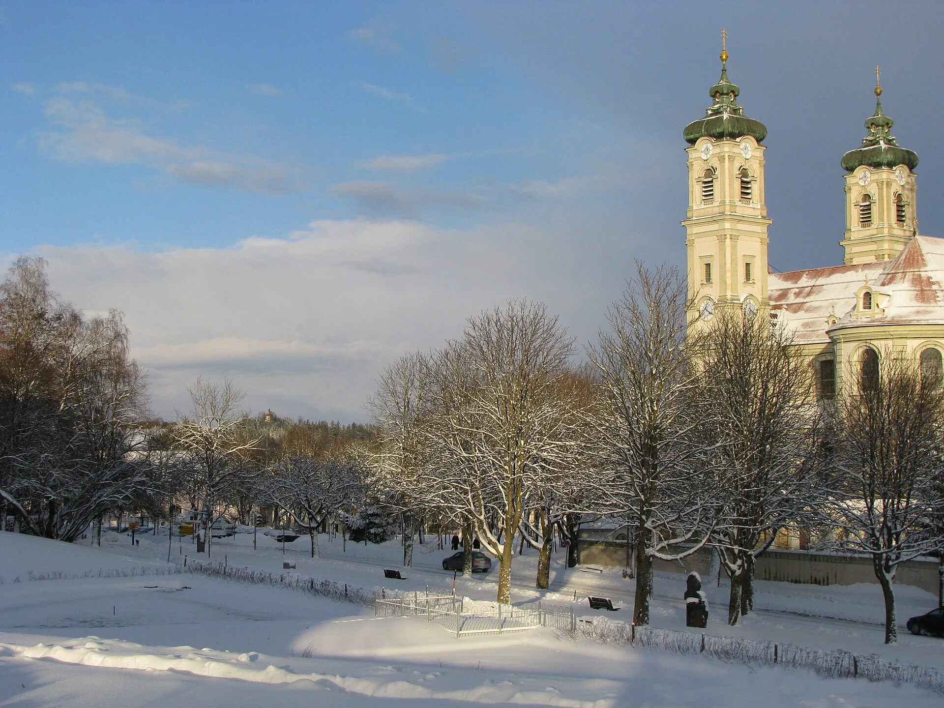 Ottobeuren - Die Ottobeurer Basilika im Winter vom Kurpark aus gesehen