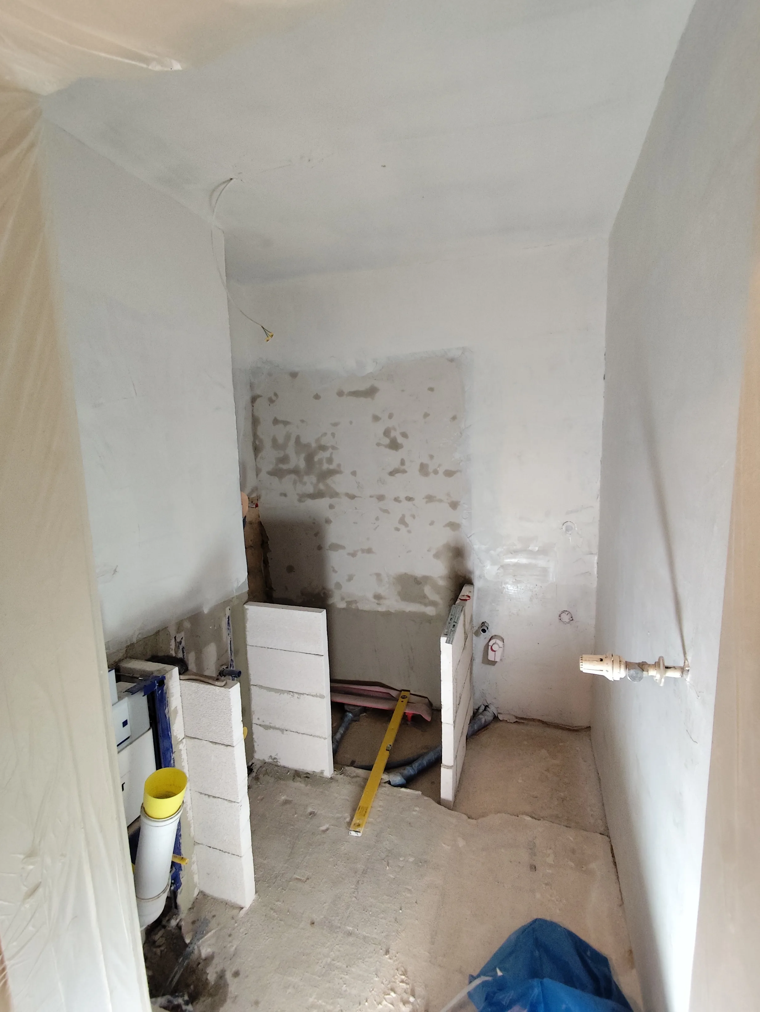 Unfertiger Raum mit Wänden in Trockenbau und sichtbaren Installationen