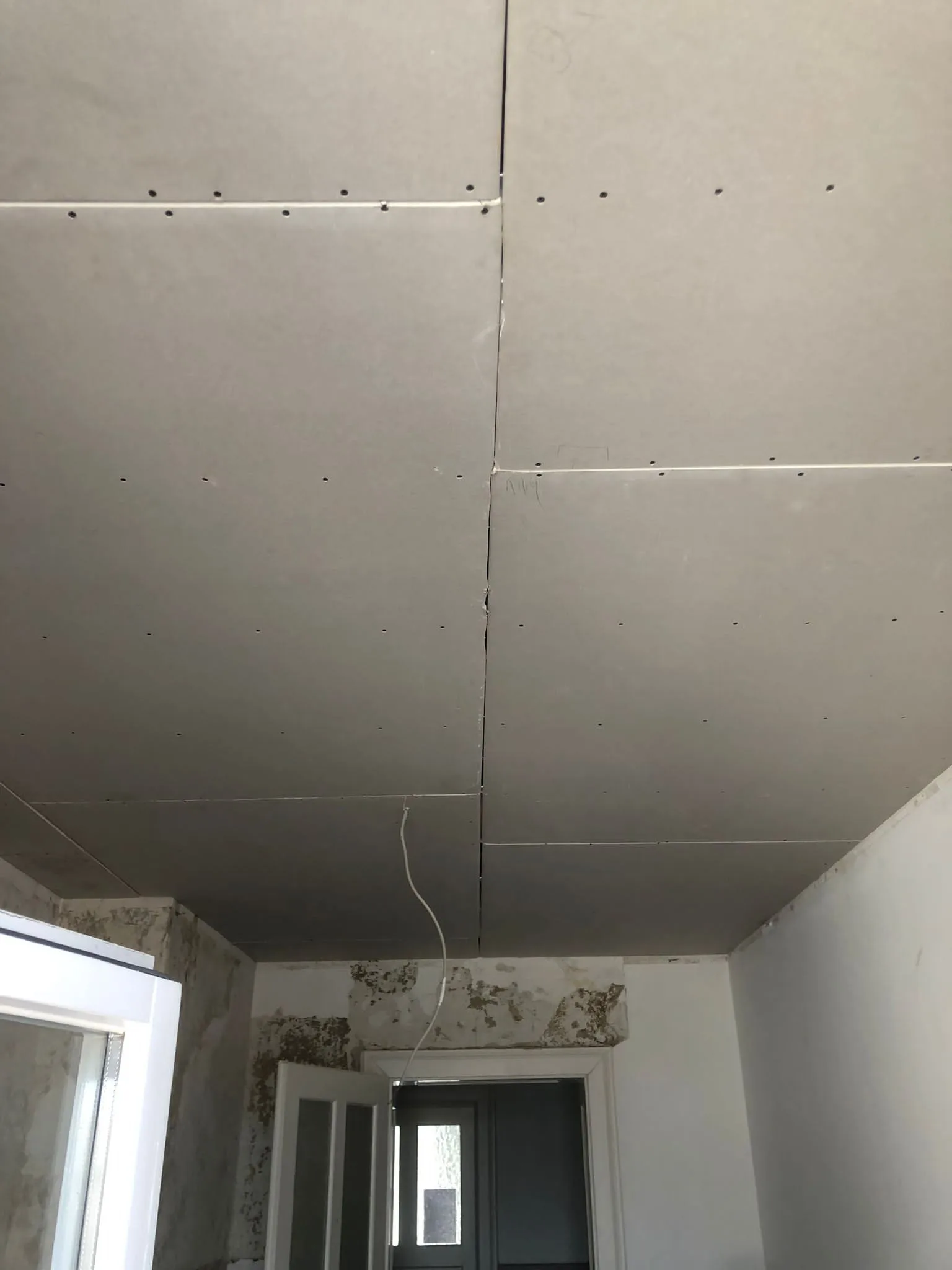 Decke mit Gipskartonplatten für Trockenbauarbeiten