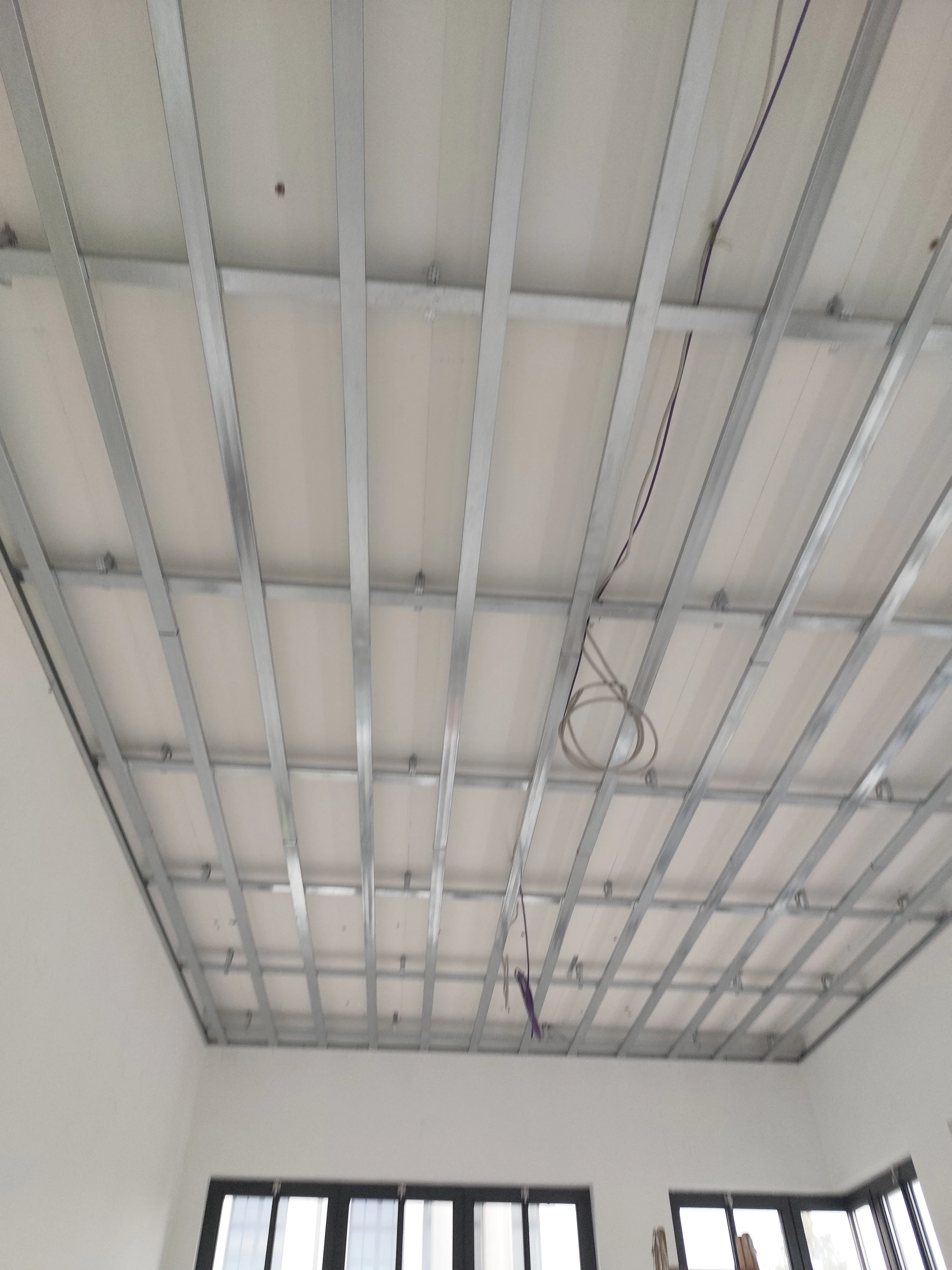 Decke mit Metallprofilen für den Trockenbau in einem Innenraum