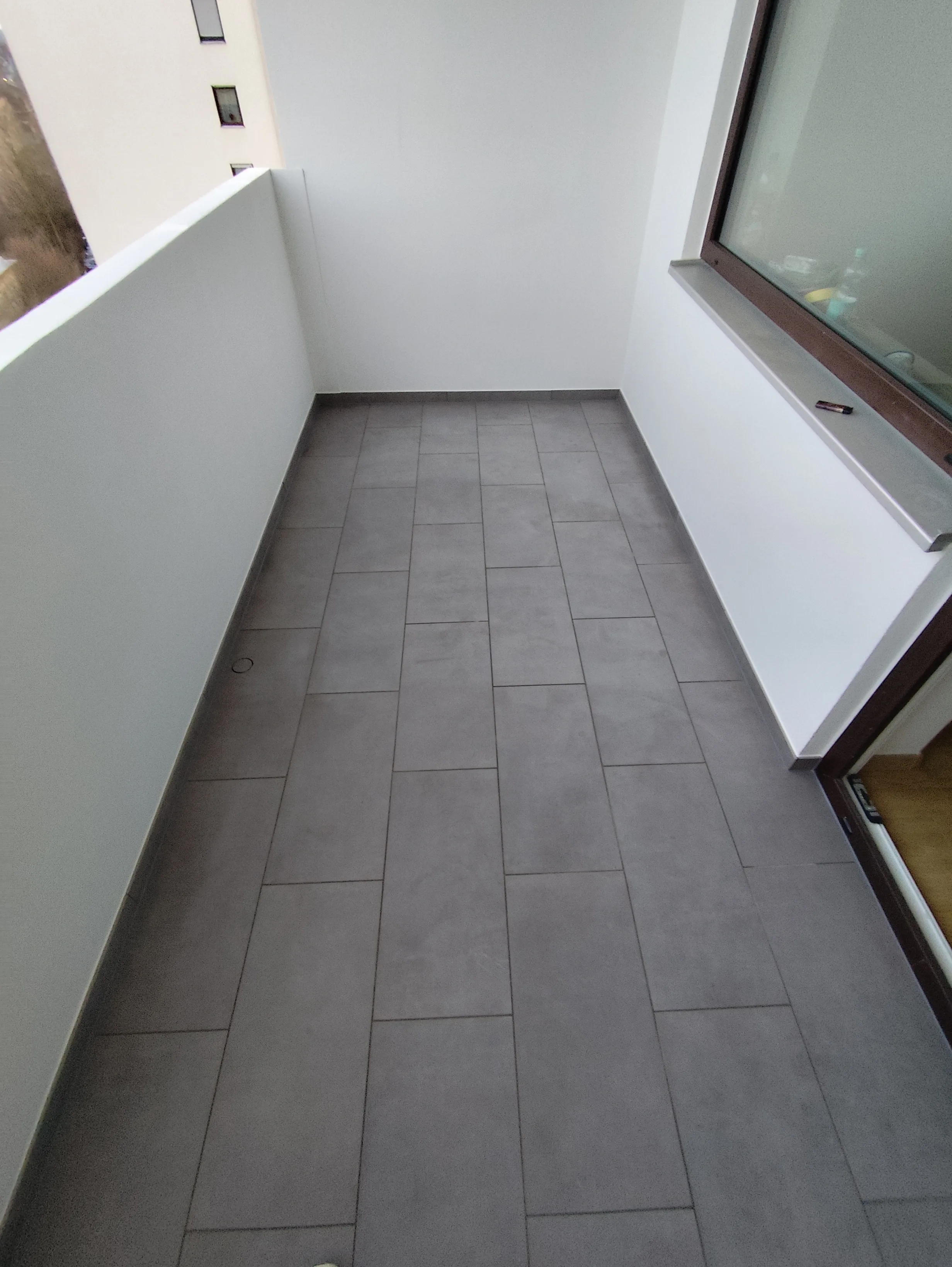 Neu verlegte Bodenfliesen auf einem Balkon mit modernem Design
