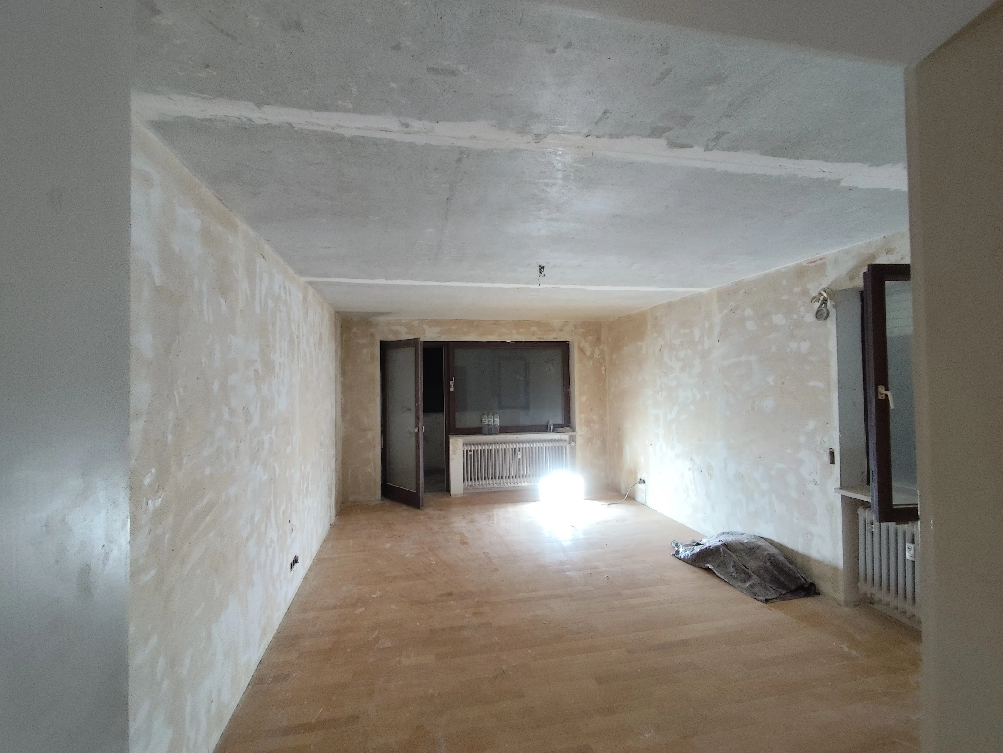 Unrenovierter Raum mit sichtbaren Wänden und Boden für Renovierungsarbeiten