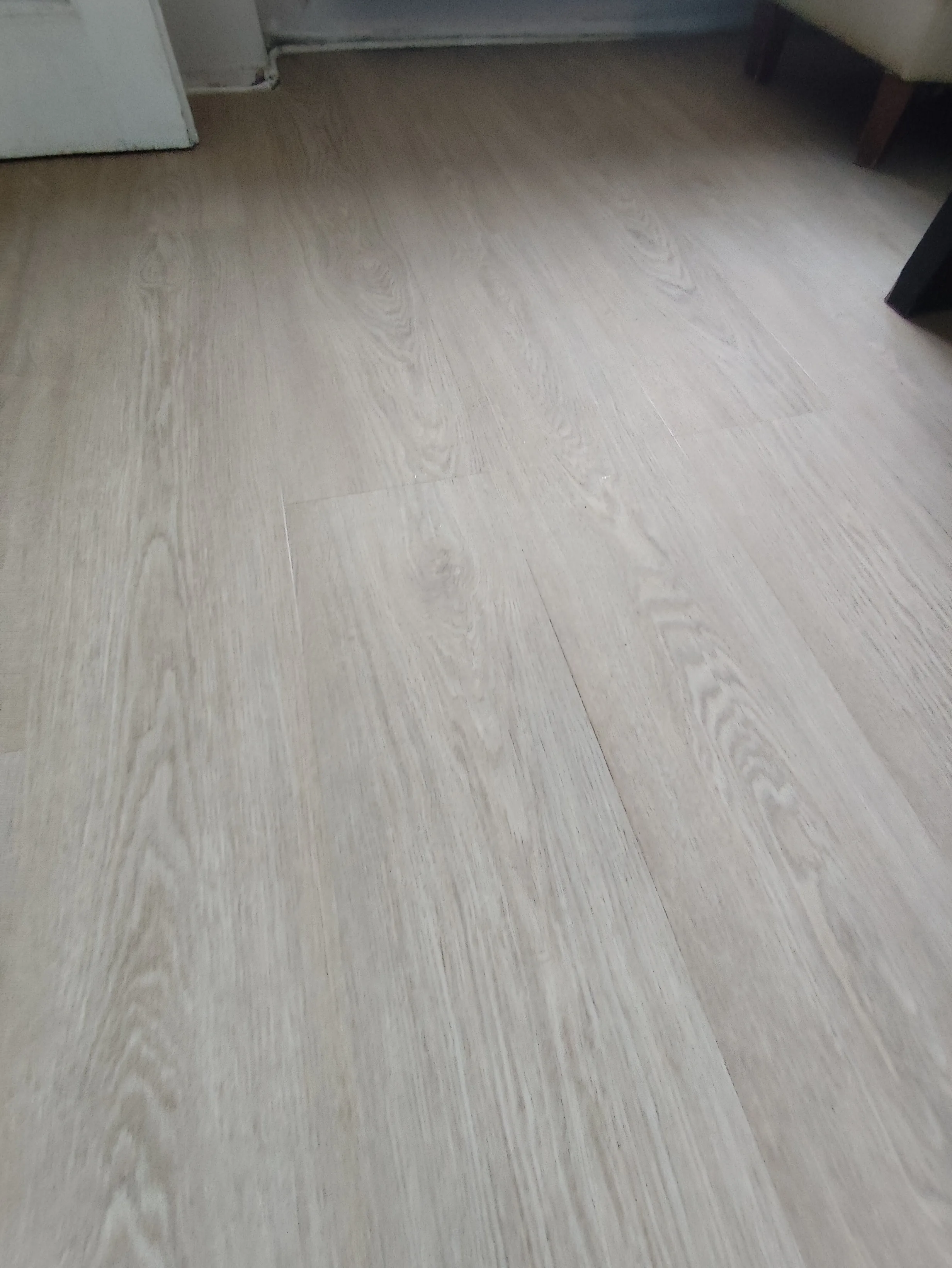 Vinylboden verlegen in einem modernen Wohnraum