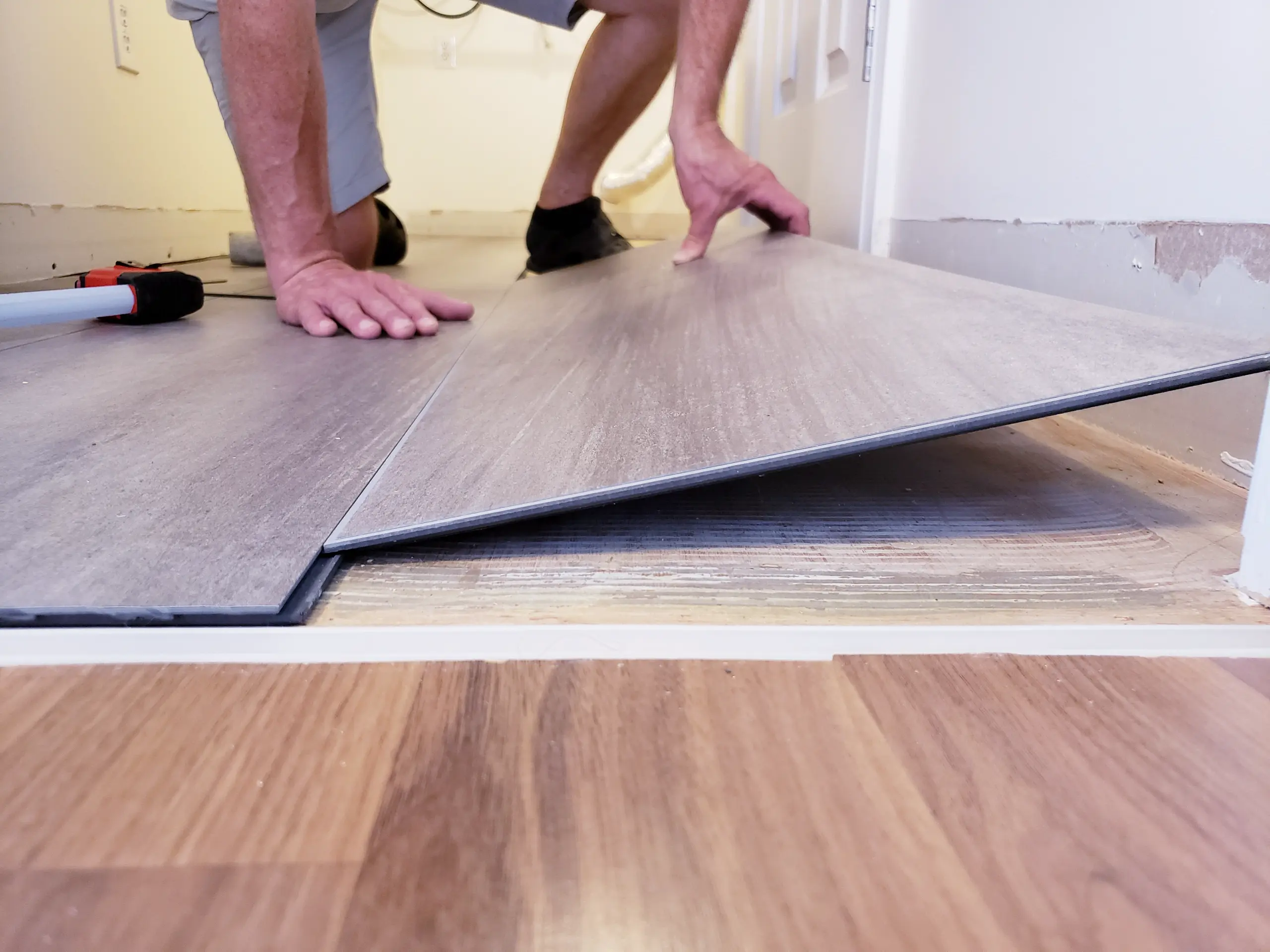Verlegen von Bodenbelägen mit Vinylboden in einem renovierten Raum