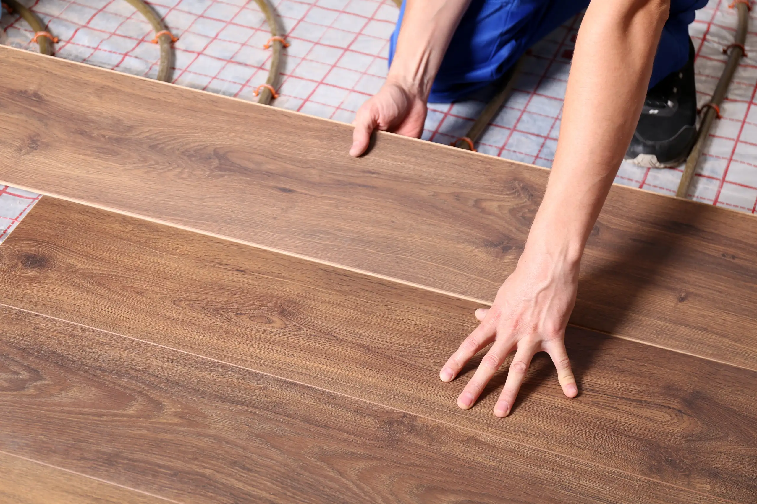 Verlegen von Vinylboden mit Handarbeit und Präzision