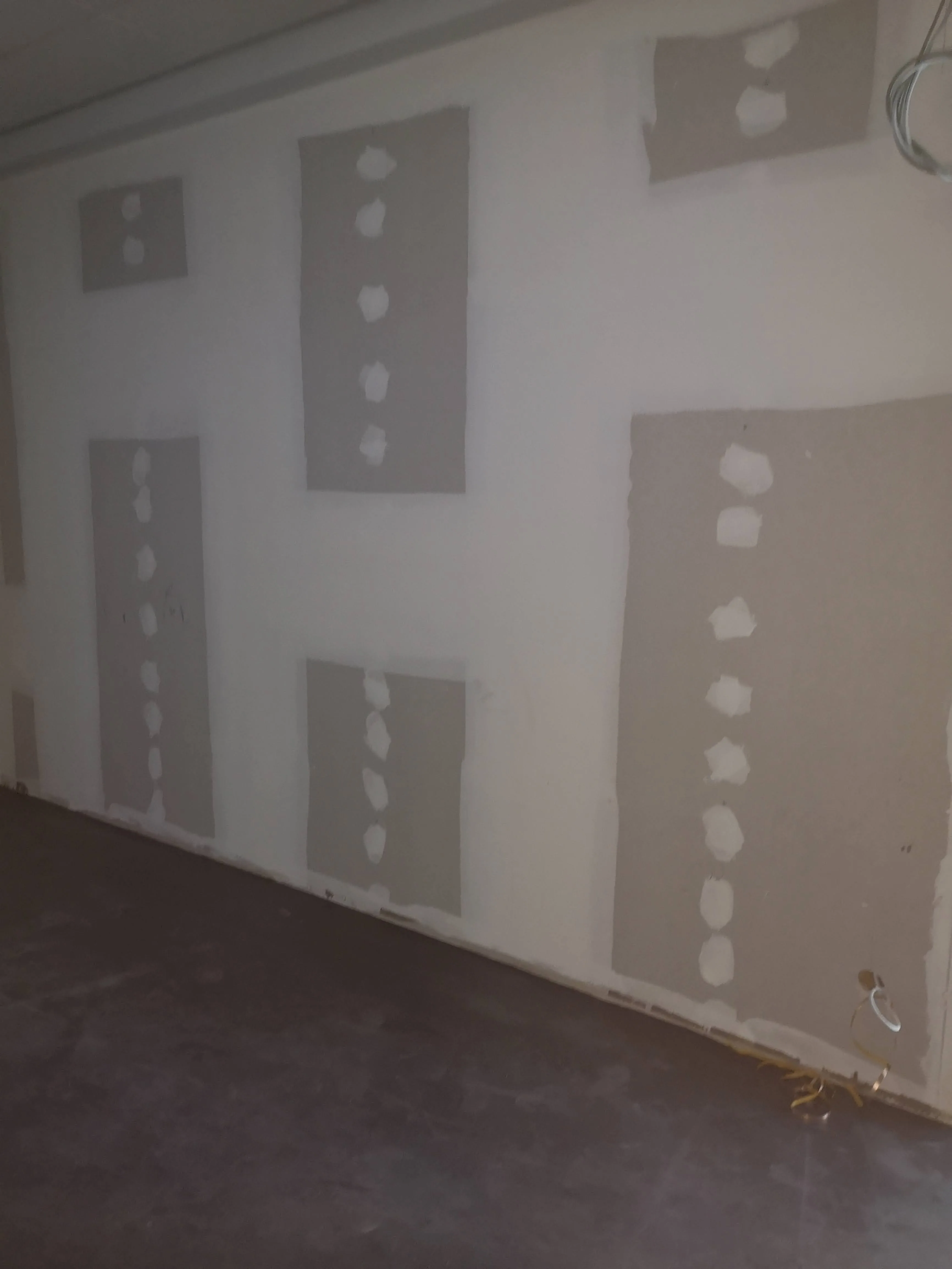 Wand mit Gipskartonplatten und Spachtelarbeiten für Innenausbau