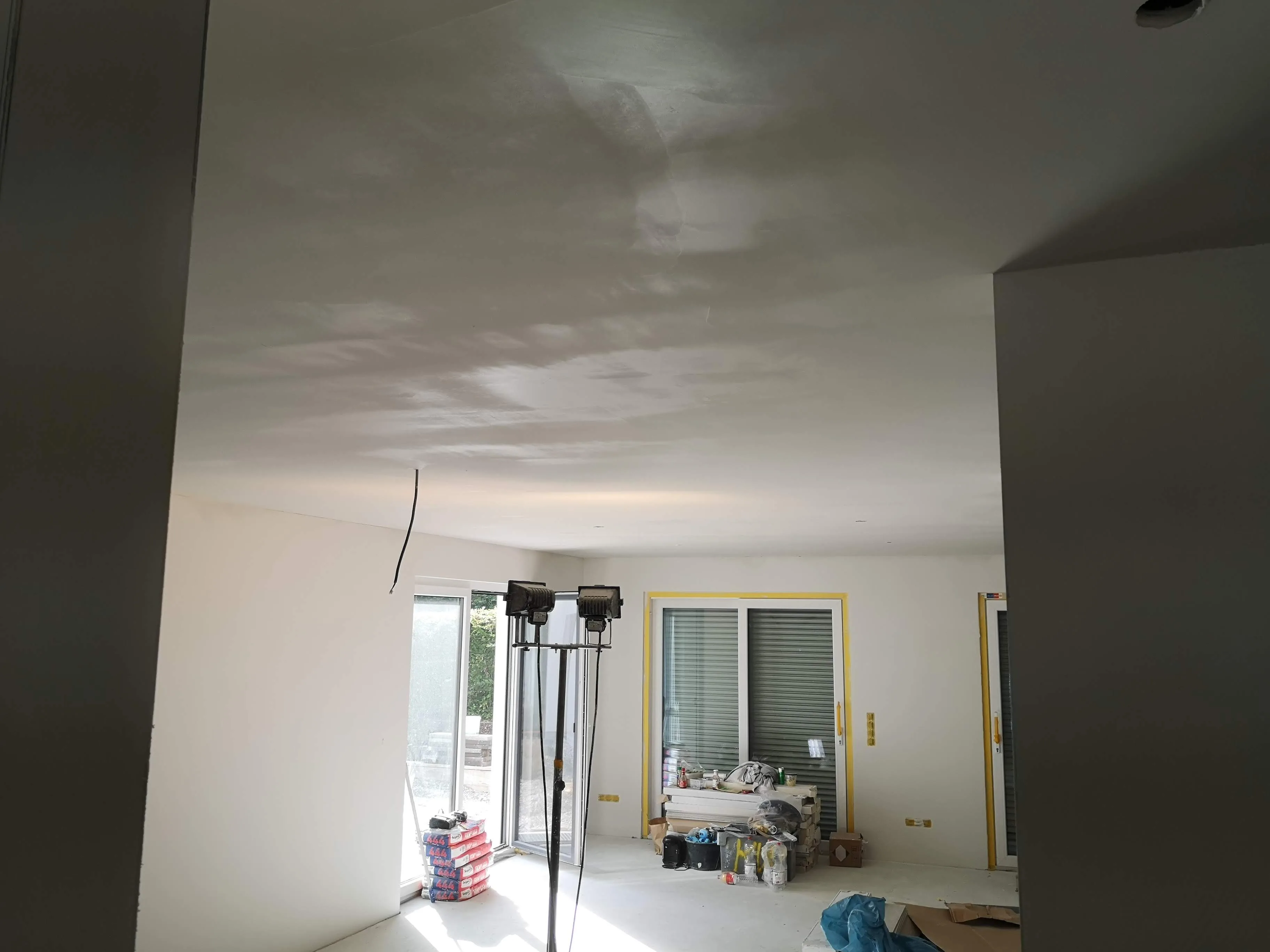 Innenansicht eines renovierten Raumes mit Abhängedecke und hellem Licht