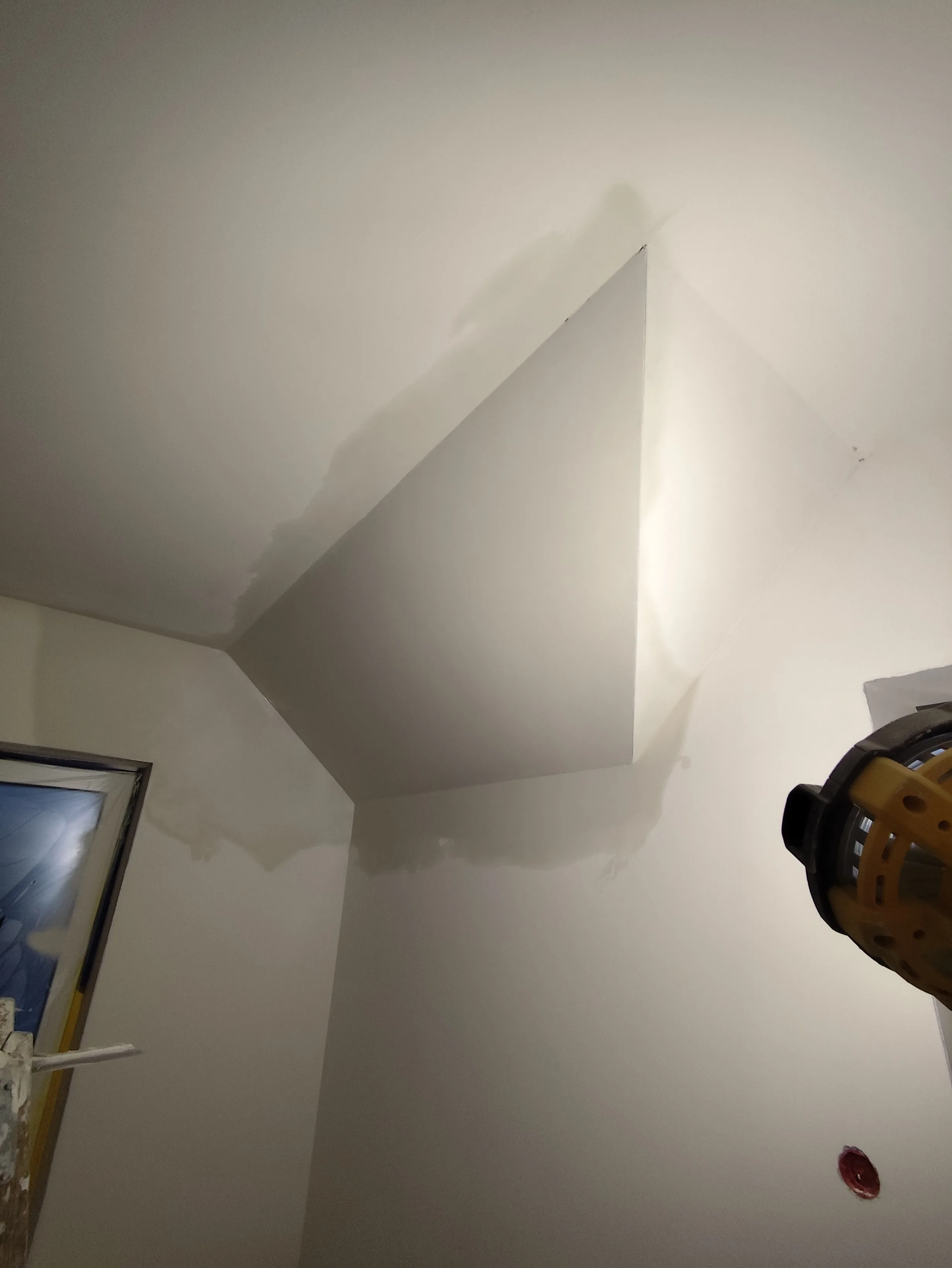 Sicht auf eine neugestaltete Decke mit frischer Spachtelarbeit im Innenraum