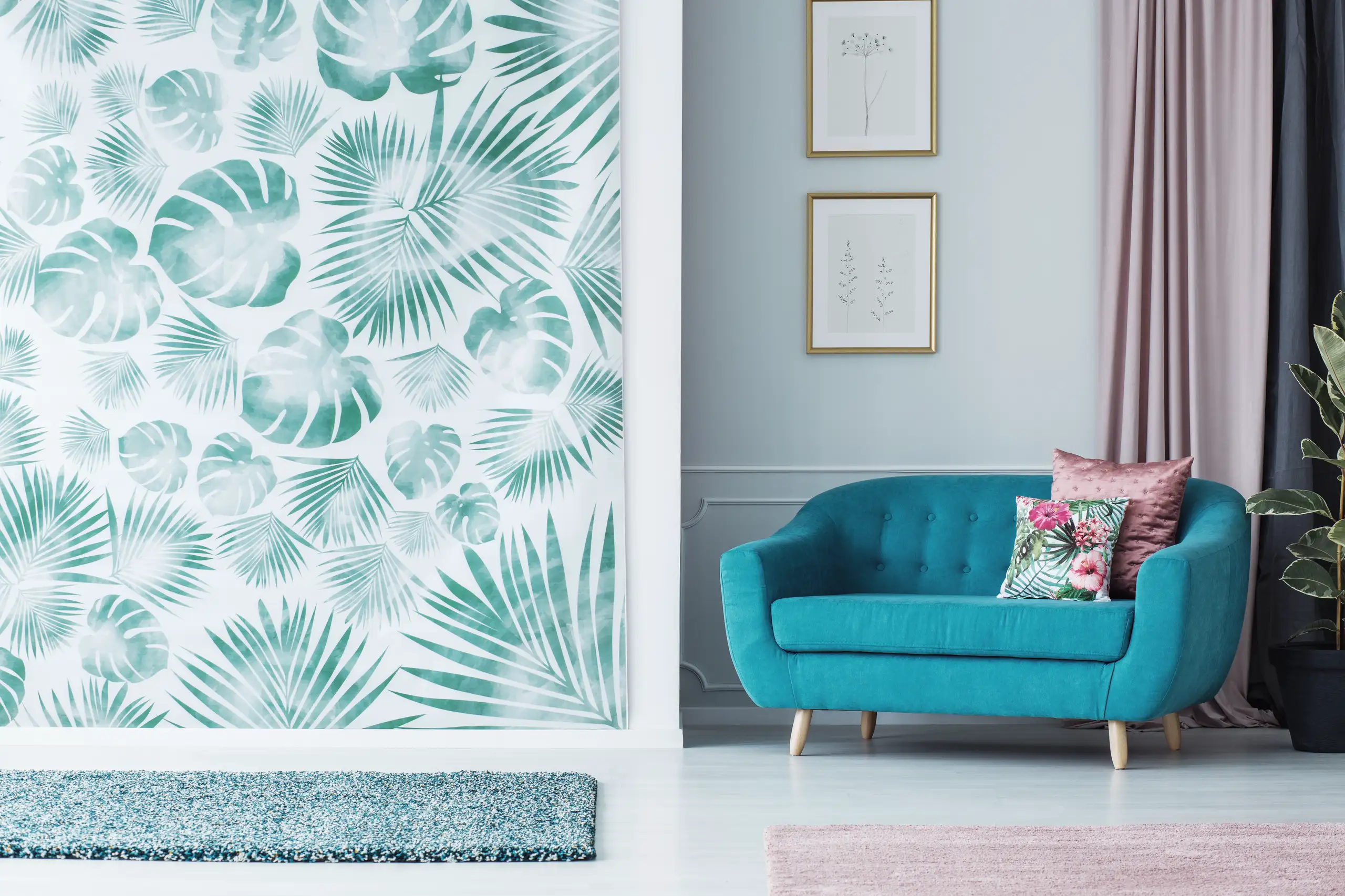 Modernes Wohnzimmer mit grüner Tapete und stilvollem Sofa