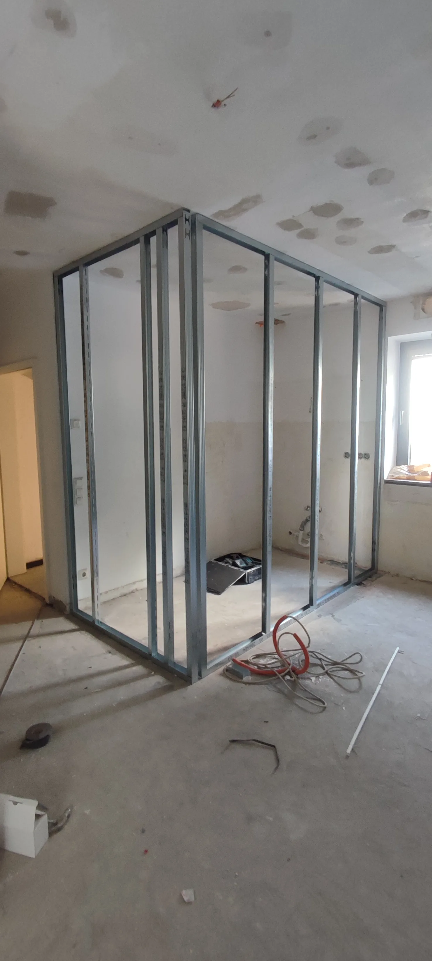 Trockenbau mit Ständerwerk in einem Raum für Innenausbauarbeiten
