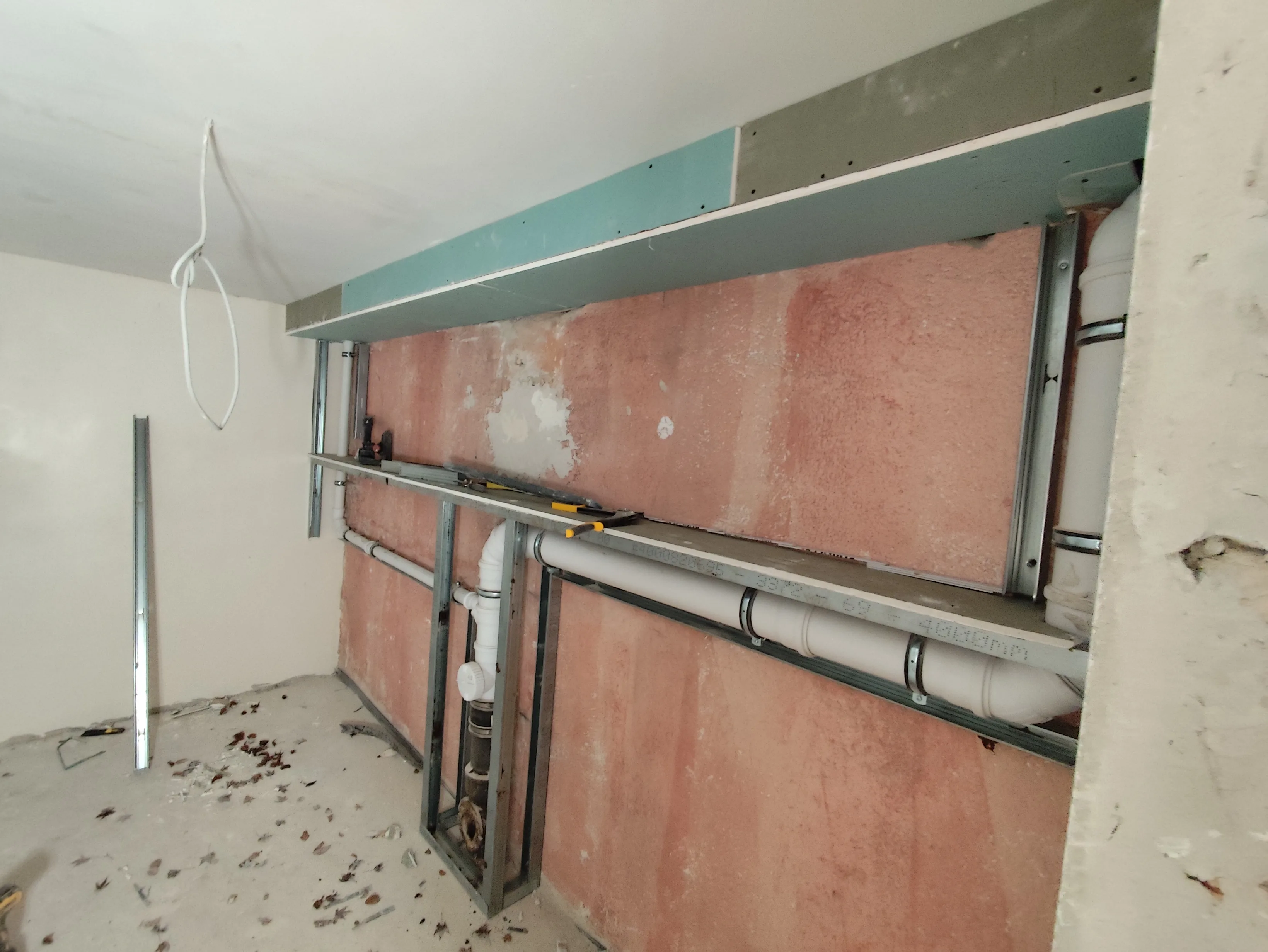 Baustelle mit Trockenbau und Installationsleitungen für die Sanierung eines Raumes