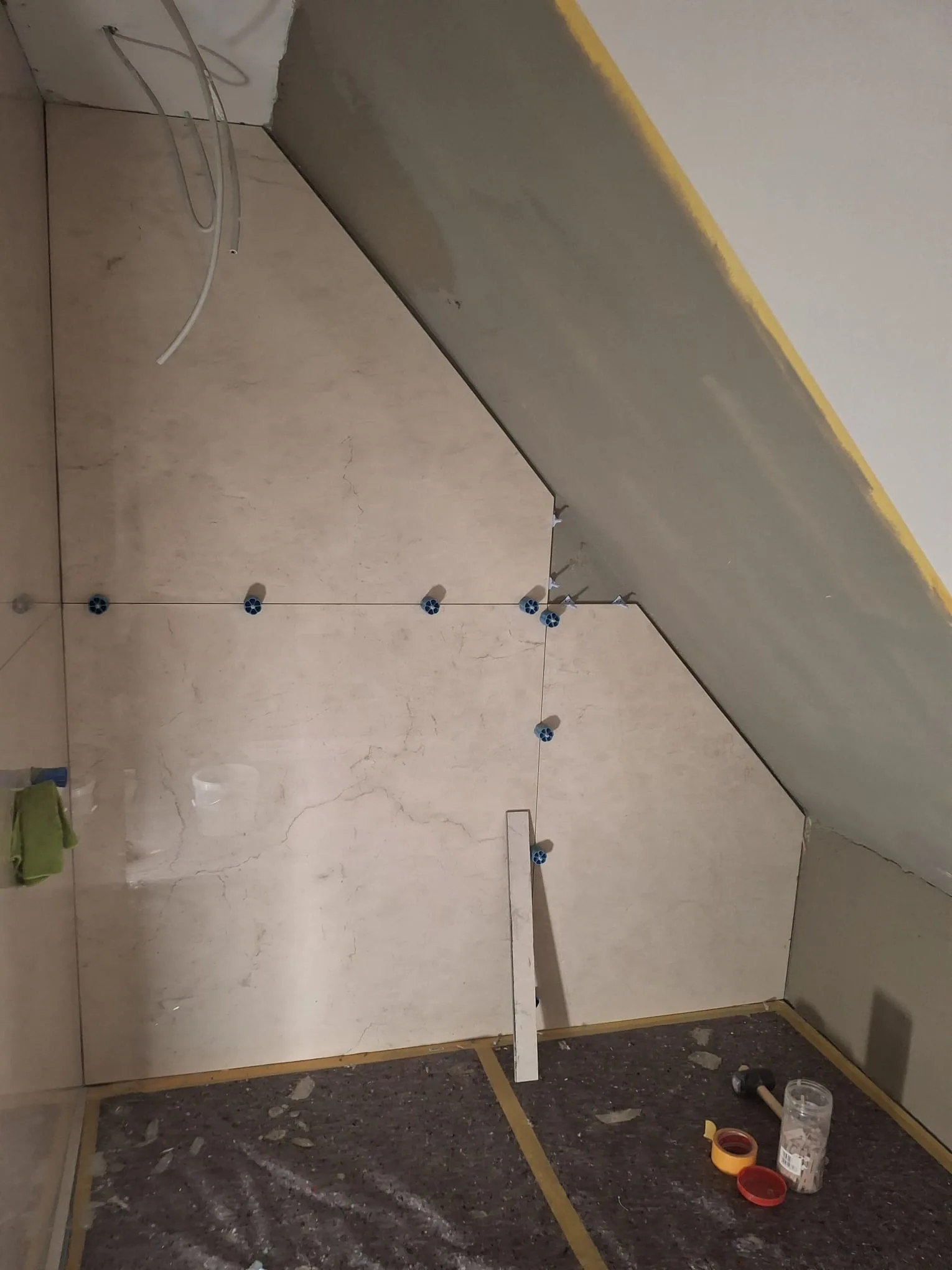 Gipskartonplatten an einer geneigten Wand im Dachgeschossausbau