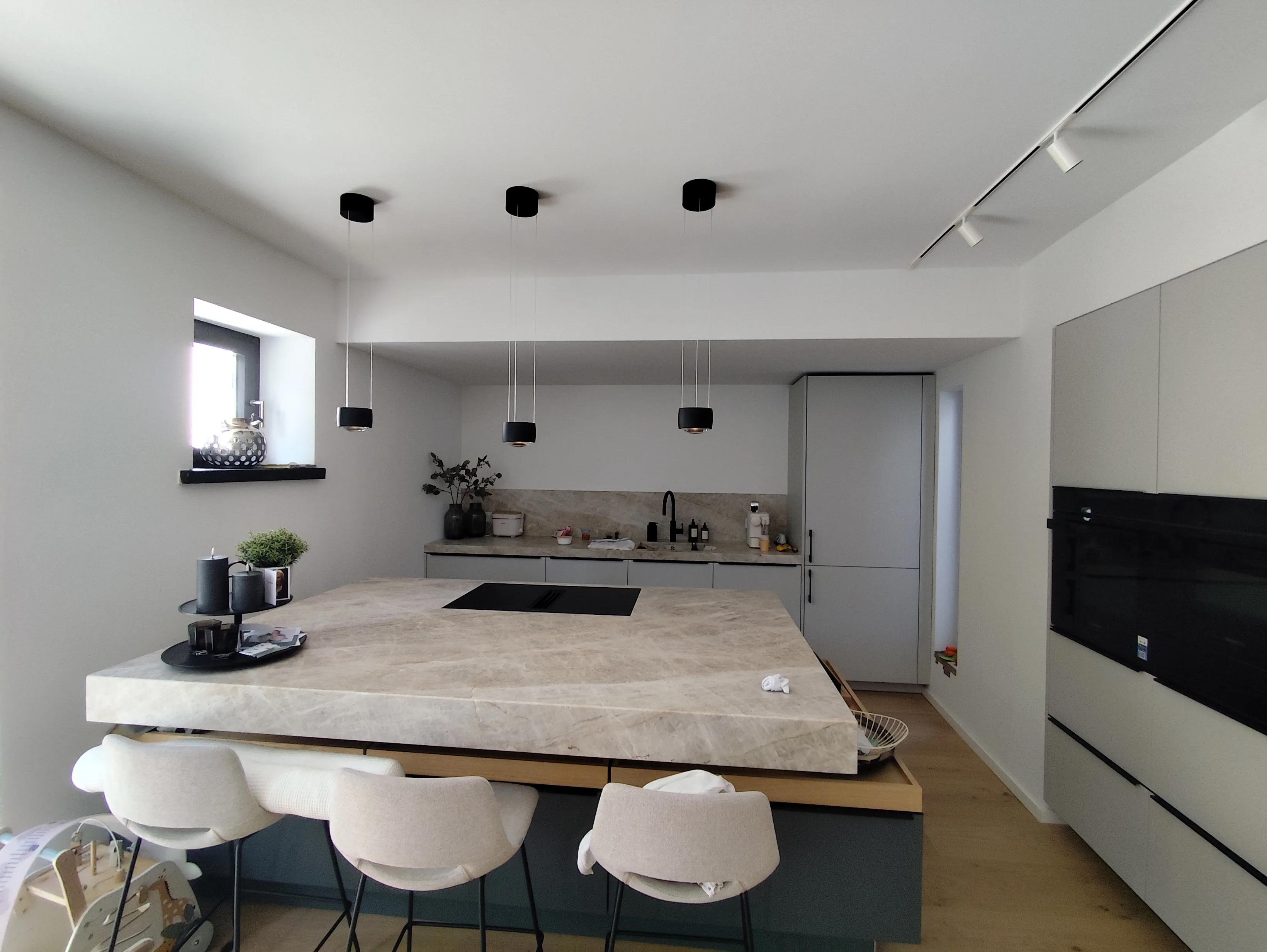 Moderne Küche mit Kochinsel und stilvollen Hängelampen, ideal für Renovierungsarbeiten